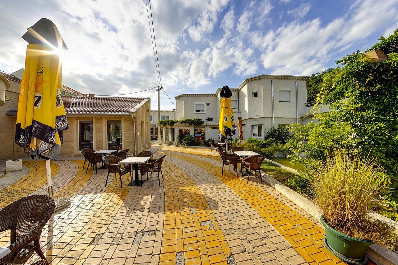Vila Etna Hotel Ugrinovci  Exterior foto